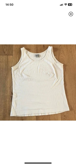 Linne - Fint vitt linne med väldigt bra passform. 3 FÖR 2 PÅ ALLT I MIN PROFIL!!