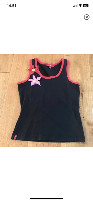 Linne - Väldigt sött linne med påsydda blommor☺️☺️3 FÖR 2 PÅ ALLT I MIN PROFIL!!