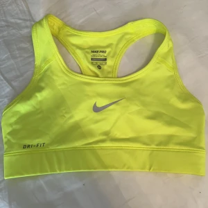 Sport bh Nike - Fin sport bh i neongulfärg från Nike, knappt använd!