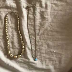 Smycken-halsband  - Pärlhalsbandet kostar 50kr och det andra kostar 60kr 🥰