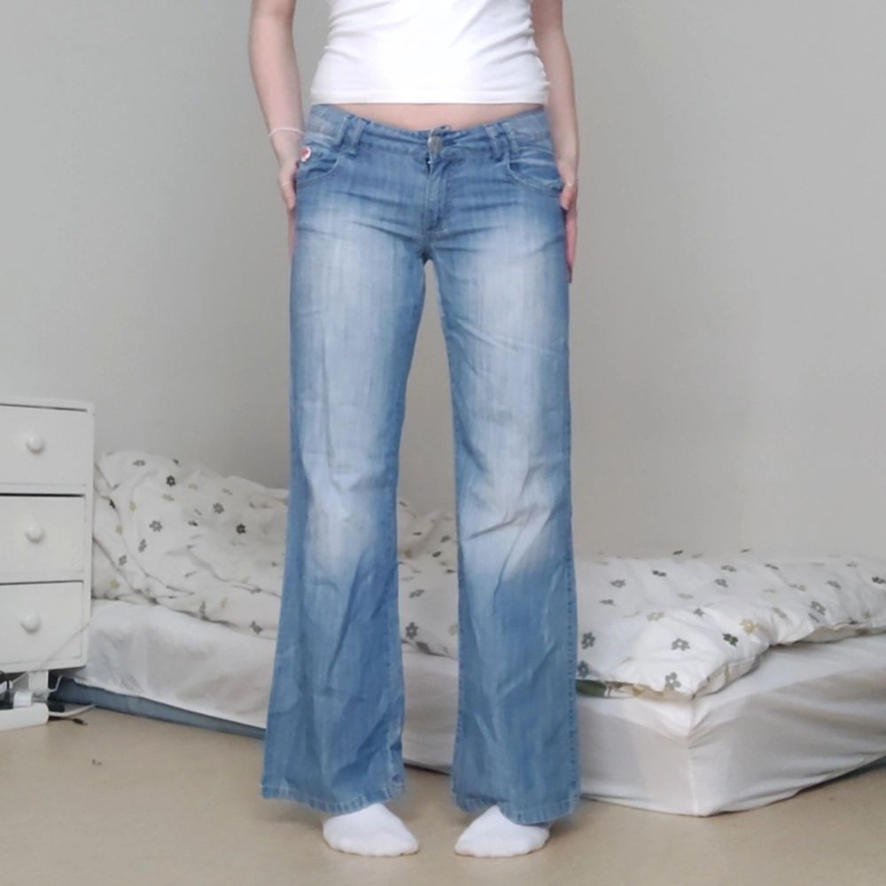 Ljusblåa lågmidjade jeans av märket Reserved. Det är ett lite tunnare jeansmaterial, lagom till vår och sommar! Midjemått: 84cm innerbenslängd: 79cm 🥰. Jeans & Byxor.