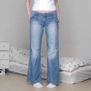 Ljusblåa lågmidjade jeans av märket Reserved. Det är ett lite tunnare jeansmaterial, lagom till vår och sommar! Midjemått: 84cm innerbenslängd: 79cm 🥰