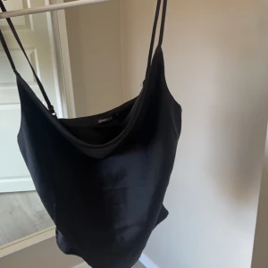 Satin topp - Går att ändra banden, köparen står för frakten 