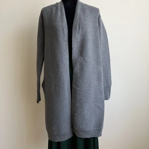 Kofta - grå - Weekday - Som ny.  Fint material och passform  Storlek XS men passar en vanlig storlek M   100% bomull