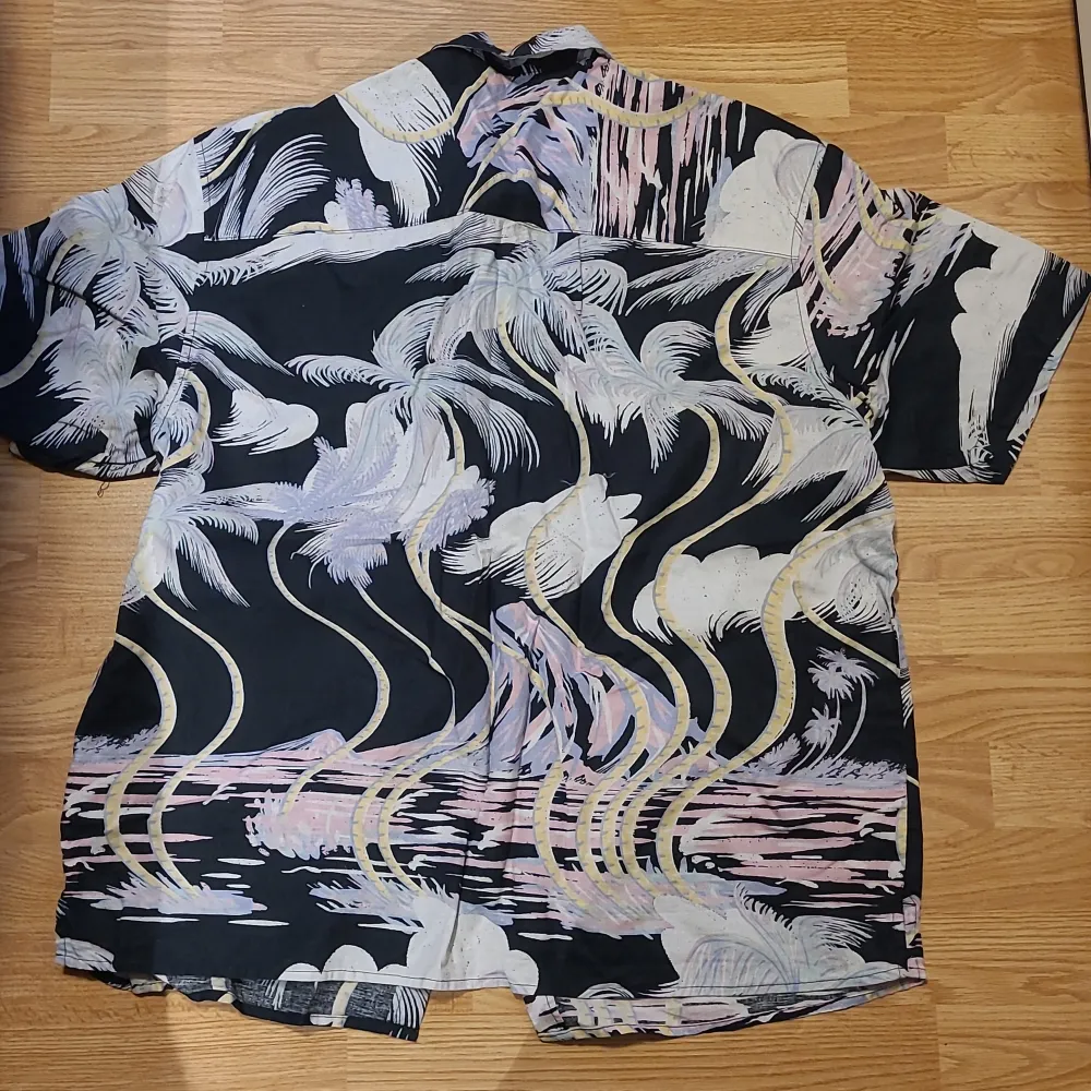 En somrig kortärmad skjorta från H&M's herravdelning, aldrig använd och köpt förra sommaren:) tryck et är typ diffusa palmer lch hav o pastellfärger . Skjortor.