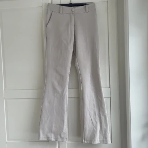 Beigea kostymbyxor  - Beigea kostymbyxor från design by si storlek S☺️