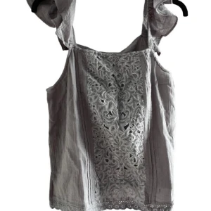 Grå topp  - Jättesöt grå topp från Pimkie.  Storlek M, skriva om ni önskar flera bilder och frågor  