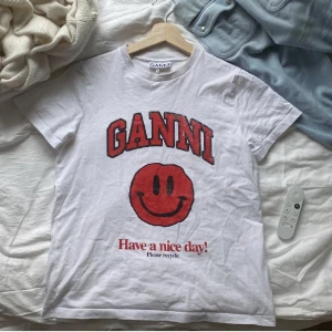 Ganni t-shirt röd - Säljer nu min super fina röda ganni t-shirt som är i storlek xs! Jätte snygg och passar perfekt till alla tillfällen! Säljer den eftersom jag vill ha en i större storlek så är även öppen för byte till S!!🫶🏼