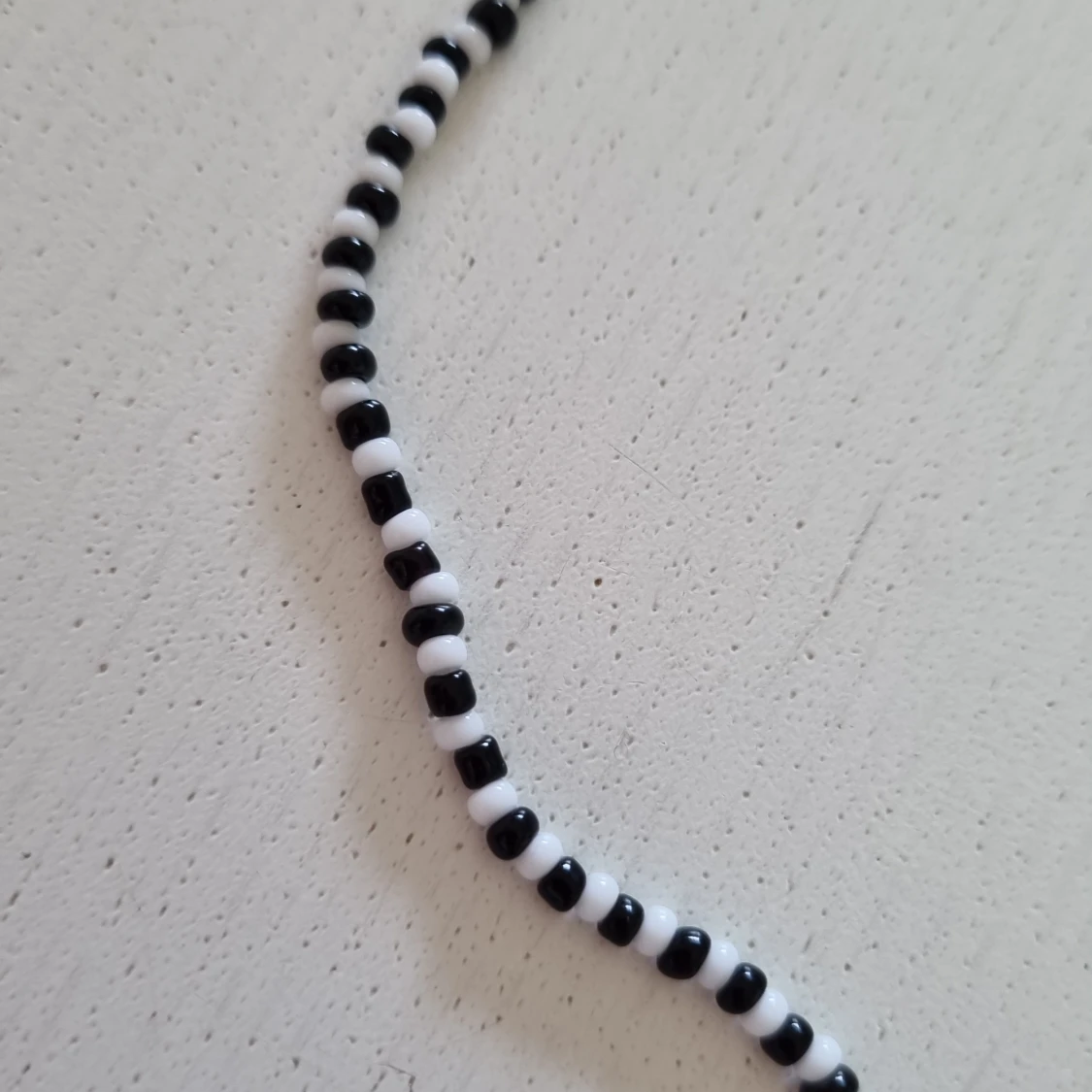 Svartvitt halsband - 90