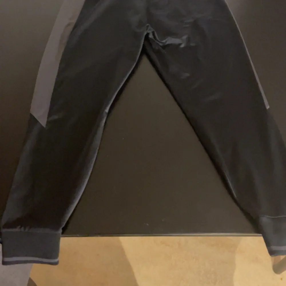 Svarta mjukis/träningsbyxor från better bodies . Jeans & Byxor.
