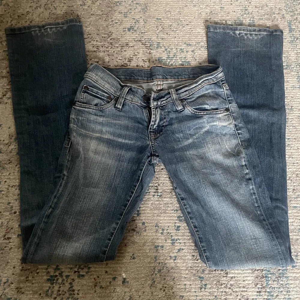 supercoola 70-tals jeans! här har vi äkta vintage asså, slutades tillverkas för över 40 år sedan😳väldigt svåra att få tag på men tyvärr var de för små för mig😫de är lågmidjade och bootcut i storlek 25. (jag har bilder med mått privat för de som vill!!). Jeans & Byxor.