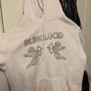 Tja säljer nu denna hoodie i storlek M (passar även s). Några stenar har lossnat där av priset, fortfarande användbar och snygg. Endast använd fåtal gånger och inga andra flaws än några förlorade stenar! Köparen betalar frakt 