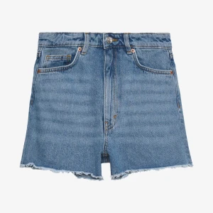 Oanvända Jeansshorts  - Super snygga jeansshorts som är helt oanvända, endast testade, från Monki i strl 28💗. Dem passar mig som vanligtvis har strl S/M (36/38) men sitter för tight enligt min smak💙 Köpta förra sommaren i Stockholm, köpta för 259kr