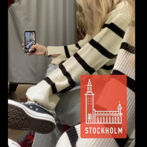 Stickad tröja Neo Noir - Stickad tröja från neo noir köpt för ca ett år sedan! Köpt för 900kr Fint skick men en liten tråd lös (man ser på sista bilden) men den går bara att klipp av💗 Slits på ärmarna