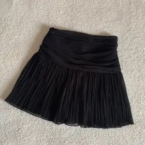 Den här kjolen med shorts under från ZARA är en dröm! Plisserad kjol med fint svall. Aldrig använd, utan anmärkningar. Är osäker om jag vill sälja, men kollar intresset här 🌻