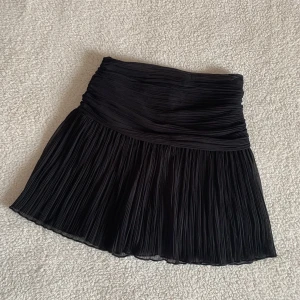 ZARA KJOL MED SHORTS - Den här kjolen med shorts under från ZARA är en dröm! Plisserad kjol med fint svall. Aldrig använd, utan anmärkningar. Är osäker om jag vill sälja, men kollar intresset här 🌻
