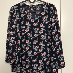 Blommig blus från Gina Tricot - Blommig blus från Gina Tricot i strl. 34. Stor i storlek.