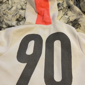 Hoddie Jack & Jones  - Vit Hoddie med tryck, samt rosa infällt på luva. Jack & Jones  Strl. L