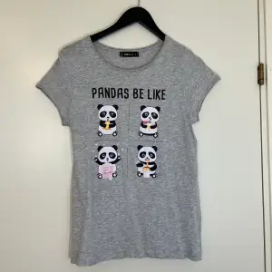 Grå bomulls t-shirt med panda-tryck.  Storlek large men tight modell/ liten i storleken. Bomull & elastan