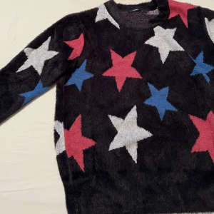 Stickad tröja tezenis  - Stickad tröja i M från tezenis! Aldrig använd💕 den är fluffig & så fin!!!❤️ köp direkt för 150 kr⭐️jag är 171!