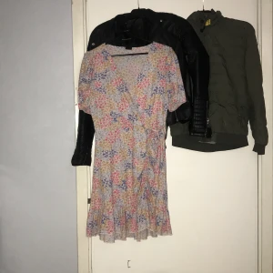 Gina klänning - Fin sommar klänning från ginatricot. Är storlek L men sitter okej bra på mig som annars har storlek S.