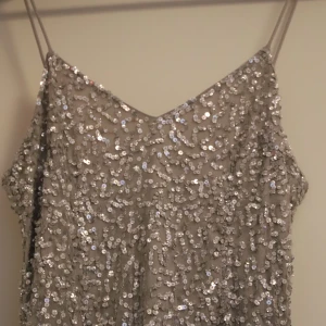 Glittrig Långklänning - Storkek M Endast provad 