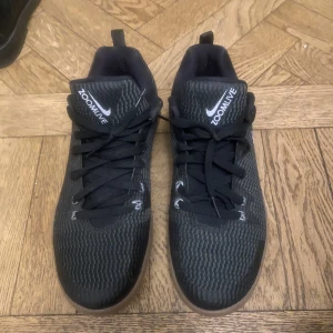 Nike basketskor  - Säljer dessa snygga basketskor åt min storebror🖤 dom är bara använda inomhus men har dock inga sulor, enkelt att fixa🖤 kontakta oss vid frågor eller fler bilder <3 (ingen låda medföljer) NYPRIS 1100