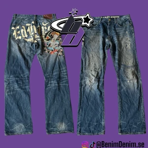 Ed Hardy jeans - Otroligt coola ed hardy jeans med broderat och tryckt mått. Jeansen är lagade på flera olika ställen, skriv ifall du vill ha mer bilder.  modellen är 180cm🖤midja rakt över 45cm💜ytterben 105💜innerben 87🖤PRISET ÄR INTE FAST‼️ 