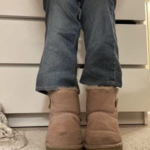 Rosa uggs  - Ett par rosa fake uggs. Köpare står för frakten annars möts jag upp i Sthlm 