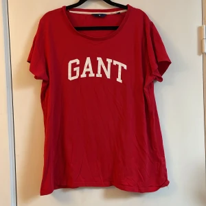 Röd gant tshirt - En röd t-shirt från Gant. Storlek XL men mer som en m/l då det är dammodell. Frakt tillkommer