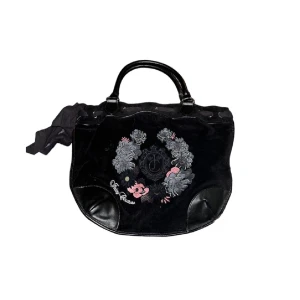 Juicy couture väska  - Väldigt fin juicy väska med brodyr på framsidan. Köpt här på Plick men kommer inte till användning tyvärr. Den är stor och rymlig och i bra skick 💓