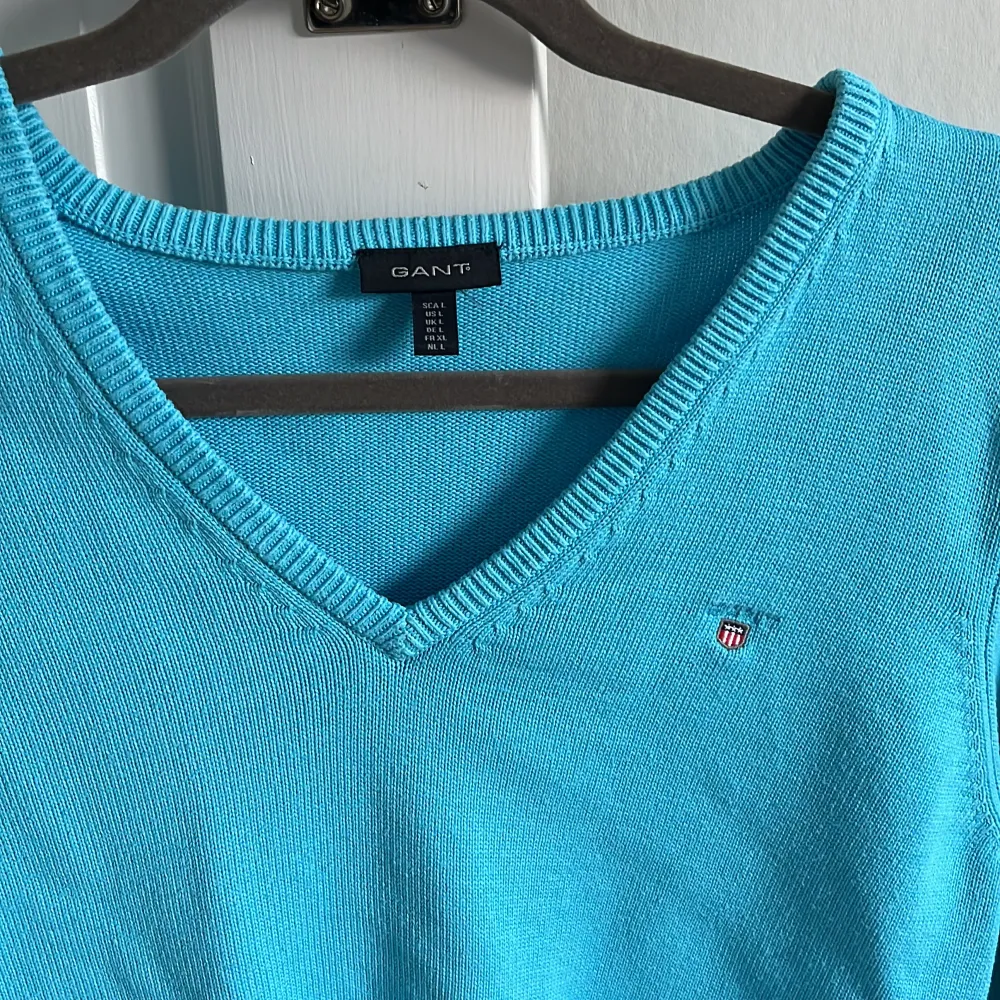 Nästan helt oanvänt v-ringad tröja från Gant. Stroleken är L men den passar mig som vanligtvis använder small😊. Tröjor & Koftor.