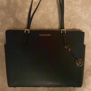Michael kors äkta som ny  - Fint skick prislappen kvar Köpt för 275€ för något år sedan Rymmer det mesta 