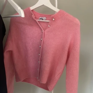 Stickad kofta - En jättefin rosa stickad kofta från other stories! Den är aldrig använd och nypris är 899kr❤️ pris kan diskuteras❤️