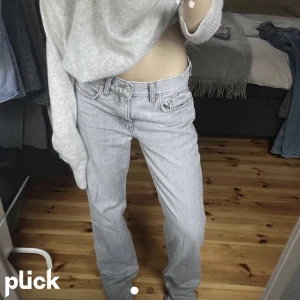 Gråa jeans ❤️ - Jätte fina gina tricot byxor i storlek 32 som knappt är använda❤️ Köpt för någon månad sen och har inga defekter. Köpta för 500 säljer för 300, Kan mötas upp i stan runt östermalm ❤️❤️