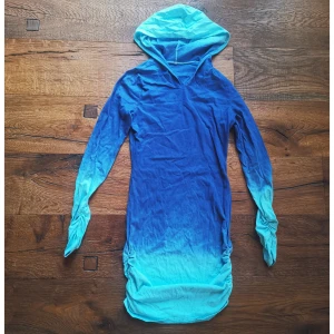 Tie-dye hoodie-klänning  - Så fina färger! 🌊😍🌊 Scrunchig sömn i ärmslut och på sidorna av nedre del ✨