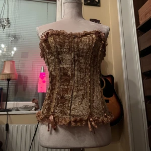 korsett - fett söt korsett topp med avtagbara axelband, köpt på humana! knappt använd å den är i sammet💕storlek 40 men kan passa mindre och större eftersom man själv kan justera den i ryggen⭐️