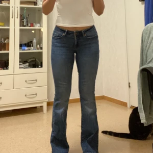 Bootcut jeans Low waist  - Säljer dessa Low waist bootcut jeans, de är lite sönder där uppe, som ni kan se på bilden, därför kommer jag sälja byxorna för jätte billigt men annars är de i super bra skick❤️
