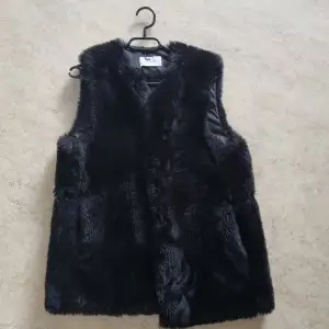 Black fur vest. Size M Price 200 sek