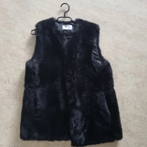 Fur vest - Black fur vest. Size M Price 200 sek