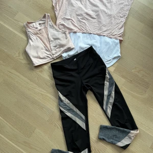 Yoga träningskläder hm stl S - Säljer knappt använda yoga kläder / träningskläder från hm i stl S! Top, tajts och en t-shirt!   Mycket fint skick på kläderna då jag endast använt dom 1-2 gånger!   Pris 130:- + porto (postnord skicka lätt) 