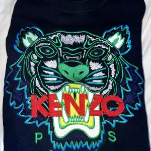 Säljer denna kenzo tröjan åt min kille som inte använder denna längre. Det är Xl men känns mer som en L. Den är rätt använd och därav de billiga priset😊pris kan diskuteras 