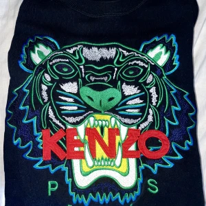 Kenzo sweatshirt  - Säljer denna kenzo tröjan åt min kille som inte använder denna längre. Det är Xl men känns mer som en L. Den är rätt använd och därav de billiga priset😊pris kan diskuteras 