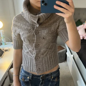 Kofta! - Säljer denna så fina kofta! Lite liten för min smak därför säljer jag, brukar ha M i liknande tröjor❤️‍🔥❤️‍🔥