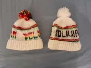 Mössor av allpacka ull - Oanvänd mössor av allpacka ull köpta i Bolivia. 300 kr st. Finns att hämta i Göteborg. 