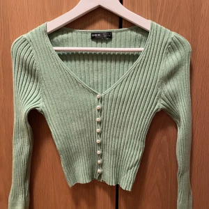Grön topp - Grön kort topp/kofta från shein i strl 36!