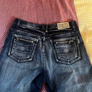 Edi jeans - !OBS! På bilderna ser jeansen gråa men är mörkblå!! Storlek 40 men passar mig som vanligtvis har S i kläder och 36 i byxor!  Midrise i midjan, urtvättad färg.  Använd inte köp direkt!💜Budgivning i kommentarerna! Måste höjas med minst 10kr!!