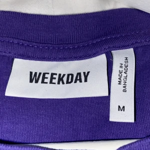 Lila t-shirt from WEEKDAY - En ursnygg och jätte skön tröja som jag börjat tröttna på. Fint skick och jättefin lila färg. Köparen står för frakten