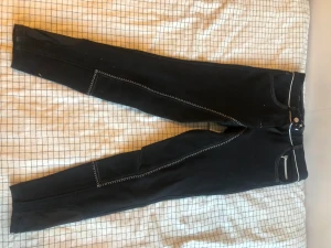 Svart/vita ridbyxor  - Använda få gånger💞⚠️ tryck ej på köp nu⚠️ skriv för mer info och bilder💞Budgivning om fler är intresserade 