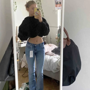Lågmidjade jeans - Ett par super fina lågmidjade jeans som jag säljer då jag råkade köpa 2 par. Skriv om ni vill ha fler bilder 💓 Dem är storlek 38 men passar mig som är emellan strlk 36/38 i lågmidjade och de sitter super bra!